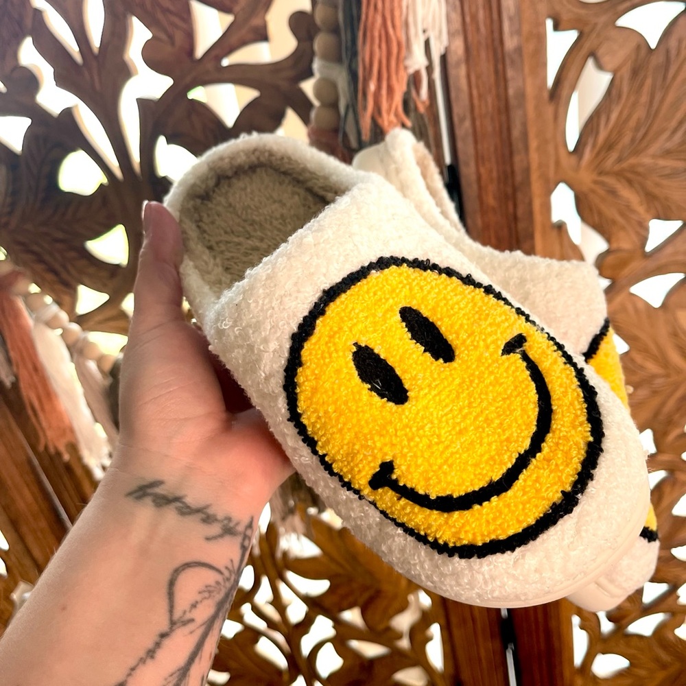 NWT smiley slippers soft!!